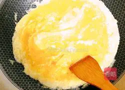 Illustration of how to make leek, shrimp skin and egg pie 1