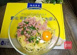 Illustration of how to make shredded potato egg pancake 3