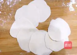 Illustration of how to make celery and pork dumplings 15