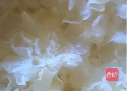 Illustration of how to make rock sugar and white fungus and pear soup 1