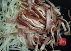 Illustration of how to make cold pork ears and potato shreds 5