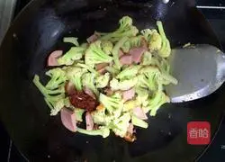 Illustration of how to make sausage and cauliflower 5