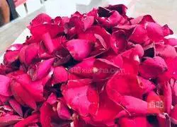 Illustration of how to make homemade rose toner 1