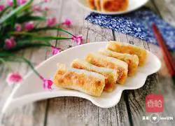 Illustration of how to make leek, shrimp skin and egg pot stickers 18