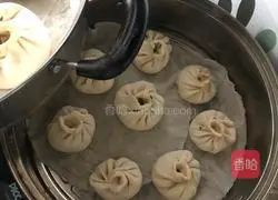 Illustration of how to make chive meat buns 9