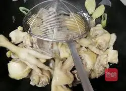 Pressure cooker stewed chicken illustration 4