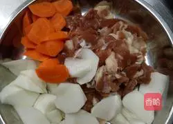 Illustration of how to make two-color radish soup with sliced ​​meat 1
