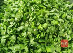 Illustration of how to make leek, egg and meat dumplings 4