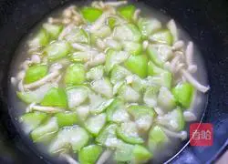 Illustration of how to make luffa, shrimp and mushroom soup 10