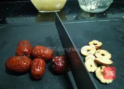 Rock sugar white fungus Illustration of how to make lotus seed soup 4