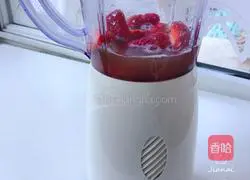 Fruit Creative Dish Little Strawberry Falling in Love with Pears Illustration 8