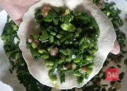 Illustration of how to make steamed buns with meat and leek moss 11