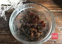 Illustration of how to make steamed eggs with longan and wolfberry 1