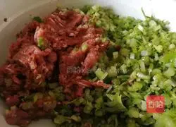 Illustration of how to make beef and celery dumplings 5