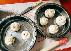 Illustration of how to make pork rose steamed buns 18