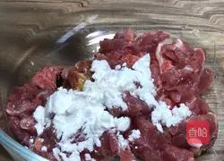 Illustration of how to make beef slices in sour soup 2