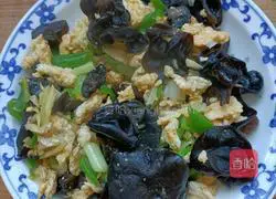 Illustration of how to make scrambled eggs with fungus 9