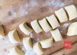 Illustration of how to make cornmeal buns 7