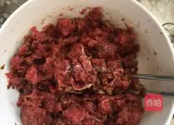 Illustration of how to make pork and mushroom dumplings 1