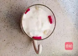 Illustration of how to make fruit and nut yogurt cups 5