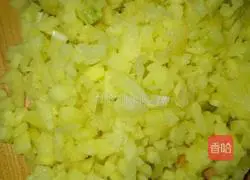 Illustration of how to make wontons stuffed with pork, fungus and mushrooms 5