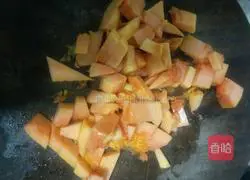 Illustration of how to make papaya and white fungus sweet syrup 8