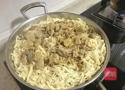 Illustration of how to make braised noodles 19