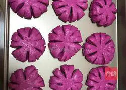Illustration of how to make dragon fruit flower-shaped bread 6