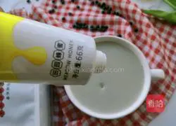 Illustration of making black bean and peanut thick soy milk 6