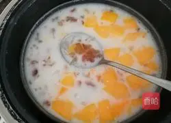 Illustration of how to make milk, papaya and peach gum stewed 2