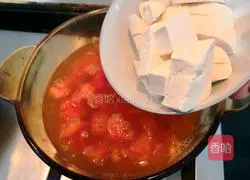 Illustration of how to make tomato and enoki mushroom tofu soup 12