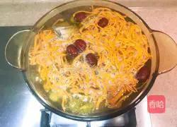 Sichuan - Illustration of how to stew native chicken with cordyceps flowers 6