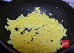 Illustration of how to make steamed buns with chives and eggs 2