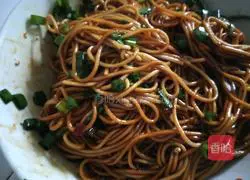 Illustration of how to make scallion oil noodles 5