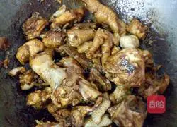 Illustration of how to make tea tree mushroom chicken soup 2