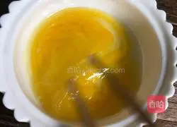 Illustration of how to make steamed eggs with longan and wolfberry 5