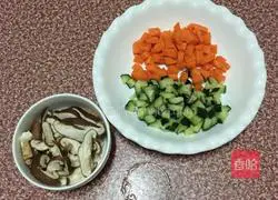 Illustration of how to make mushroom and oyster sauce noodles 2
