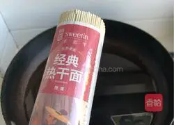 Illustration of how to make hot dry noodles 1