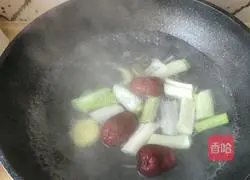 Illustration of how to cook chicken soup with fish maw 14