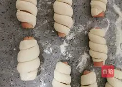 Illustration of how to make ham sausage steamed bun rolls 14