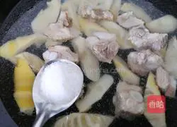 Illustration of how to make spring bamboo shoots and pork ribs soup 9 