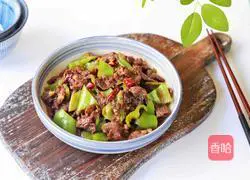 Illustration of how to make fried beef with green pepper 11