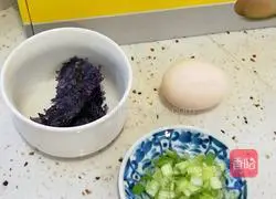 Illustration of how to make seaweed and egg drop soup 1