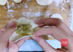 Illustration of how to make crescent dumplings (celery and pork fillings) 14
