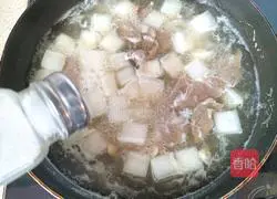 Illustration of how to make beef and radish soup 9