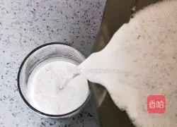 Illustration of how to make dragon fruit milkshake 9