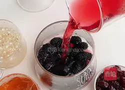 Illustration of how to make mulberry tea jelly and cranberry drink 3