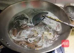 Illustration of how to make duck blood, vermicelli and mutton soup 4