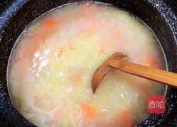 Illustration of how to make nourishing carrot and millet soup 7