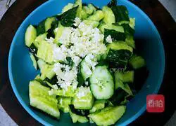 Illustration of how to pound cucumbers with mashed garlic 7